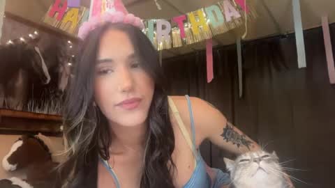 Ella online show from April 23, 2:19 pm