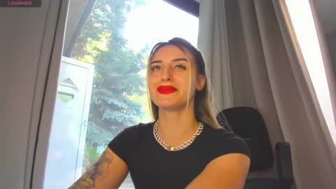 ella_vee online show from September 14, 5:27 am