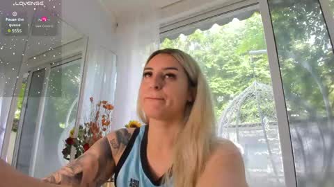 ella_vee online show from June 1, 6:04 am