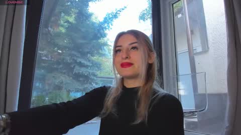 ella_vee online show from October 1, 5:01 am