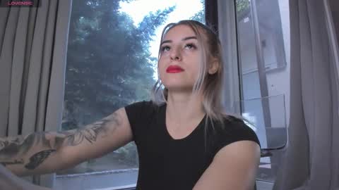 ella_vee online show from September 30, 4:40 am