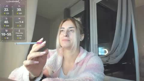 ella_vee online show from October 14, 2:47 am