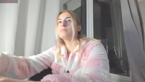 ella_vee online show from October 13, 2:36 am