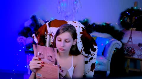 Ella online show from December 15, 9:45 am