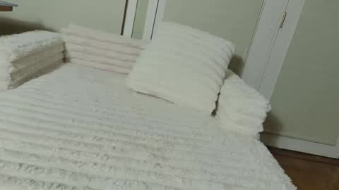 ellalowe online show from April 15, 4:35 am