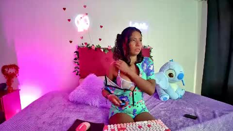 ellie_cute7 online show from June 2, 7:48 pm
