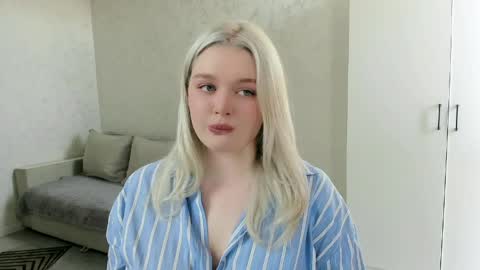 ellilovv online show from March 31, 4:56 am