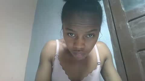 elodie228680 online show from May 2, 3:21 am