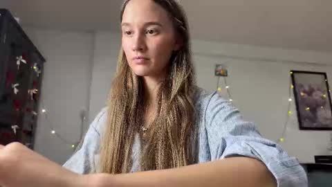 emi__ly online show from February 24, 12:37 pm