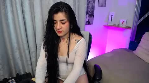 emilayton_ online show from December 3, 3:29 am
