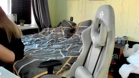 emili_sweet__ online show from March 9, 12:42 pm