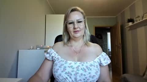 EmillyLove online show from May 27, 6:32 am