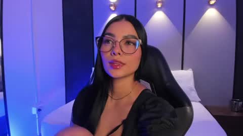 emily_tolson online show from June 30, 7:13 pm