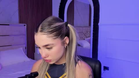 Emily Hendrix online show from February 12, 9:01 pm