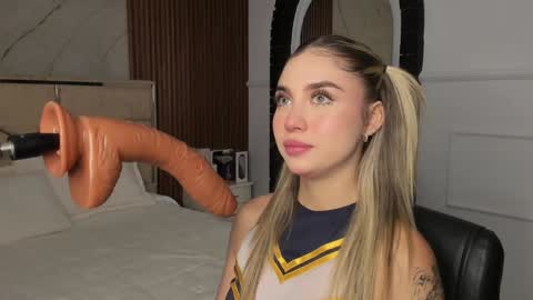 Emily Hendrix online show from January 24, 8:43 pm