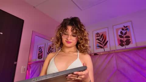 Emilyjonnes  online show from March 28, 10:19 pm