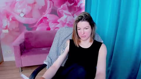 EmilyWalkers online show from February 10, 8:09 am