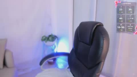 emilyy_kim online show from April 14, 7:14 pm