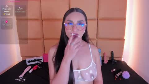 emma__js_ online show from April 11, 9:51 pm