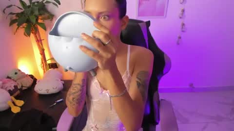 Emma online show from April 15, 8:20 pm