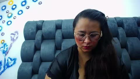 emma_sswan online show from May 4, 1:37 pm