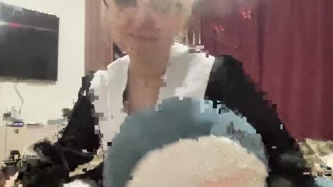 emmanoir_ online show from March 10, 5:39 pm