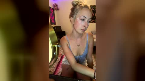 emmaraee online show from May 16, 2:03 am