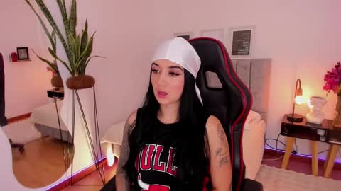 Emmy Evans  online show from February 19, 7:59 pm