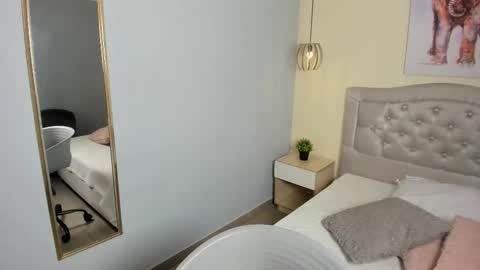 Escarlet online show from November 25, 12:40 pm