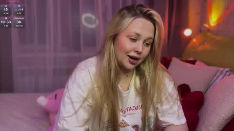 Estella online show from March 4, 8:15 pm