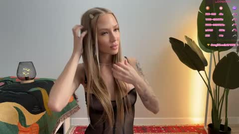 Hello Im Eva online show from April 11, 6:41 am