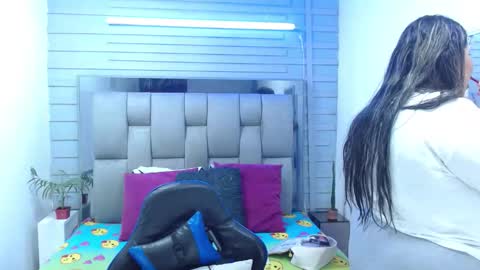 evelin zaens online show from March 8, 3:32 am