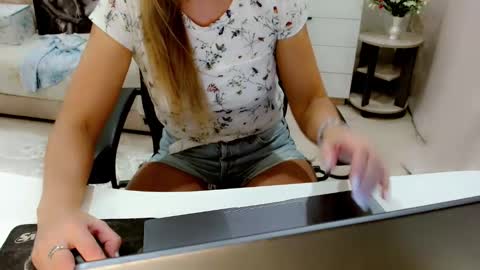 evelove online show from October 3, 4:56 pm