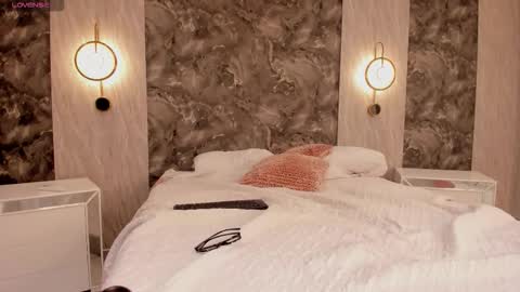 E V E L Y N  online show from February 12, 1:13 pm