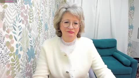 Evelyn online show from December 18, 5:15 am