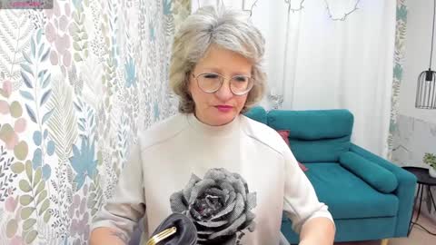 Evelyn online show from December 25, 9:13 am