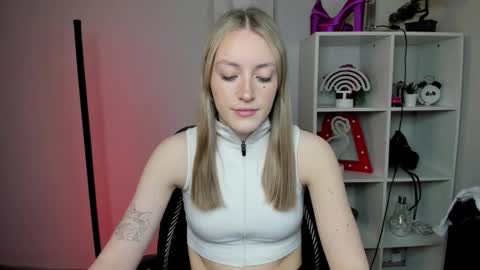 evelynblond online show from February 26, 1:43 pm