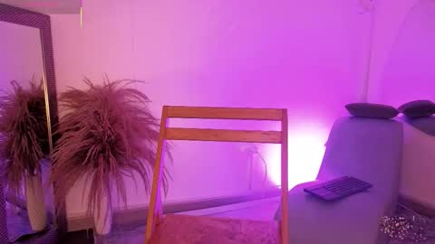 Fransheska online show from March 10, 1:15 pm