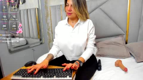 Gaby Santos online show from April 4, 1:43 pm