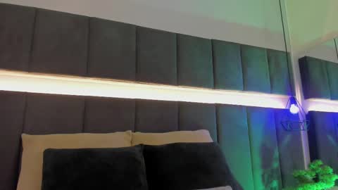 Kendal  online show from February 12, 10:59 pm