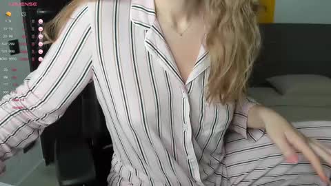 gigihadd online show from March 1, 6:54 pm