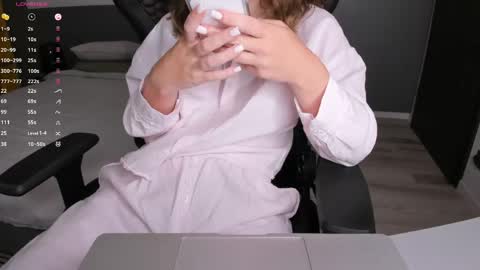 gigihadd online show from June 2, 1:56 pm
