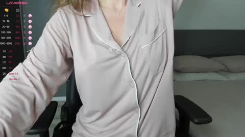 gigihadd online show from February 26, 3:54 pm