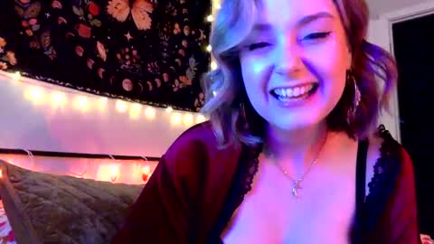 givemesweetdreams online show from March 11, 12:00 am