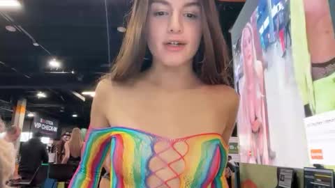 Gracie Smith online show from April 11, 6:22 pm