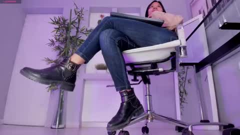 HANNAH HOWELL online show from October 3, 9:25 am