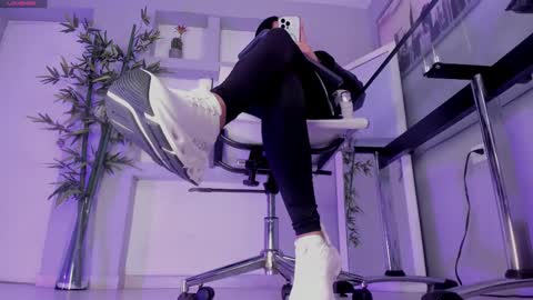 HANNAH HOWELL online show from September 17, 9:51 am