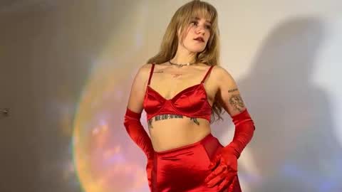 hannah levis  online show from February 25, 8:02 am