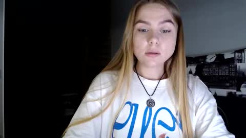 happy_fox_ online show from April 9, 8:03 pm