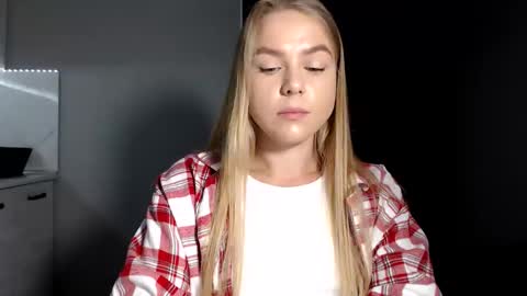 happy_fox_ online show from September 20, 9:35 pm